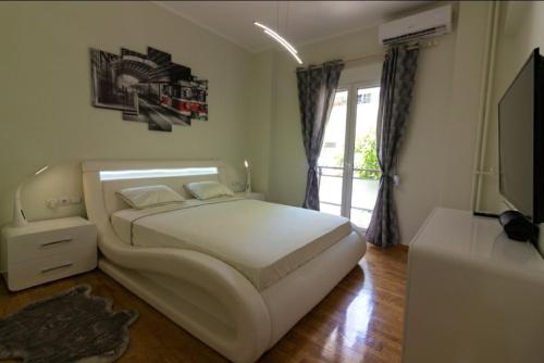 WHITE HOUSE 30 steps from the Metro station, Афины