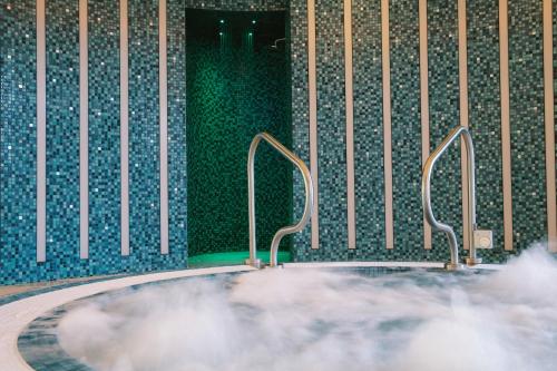 Hot tub, Westport Plaza Hotel, Spa & Leisure in Westport