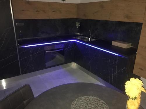 Hedonist-Luxury 2 bedroom apartment with private HOT TUB, garden and free parking