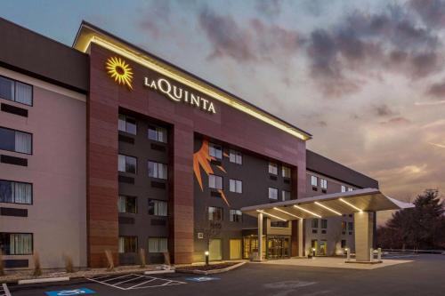 La Quinta by Wyndham Hartford Bradley Airport in Windsor Locks, USA