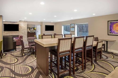 Étterem, La Quinta Inn & Suites by Wyndham Hartford - Bradley Airport in Windsor Locks (CT)