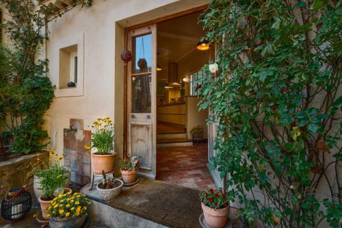 Фасада на хотела, Maison Lou Roucas in Cabrières-d'Aigues