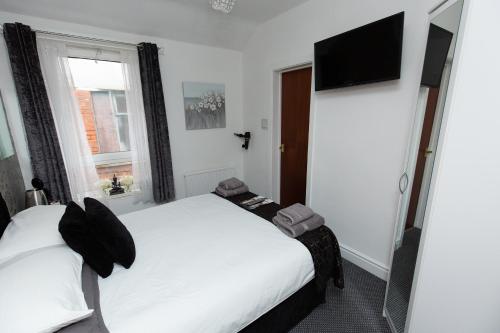 The Carlton - image 3