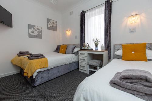 The Carlton - image 4