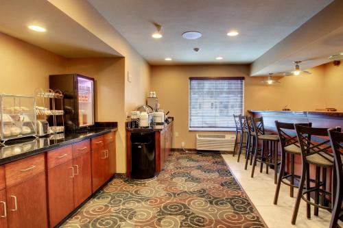 Cobblestone Inn & Suites - Rugby