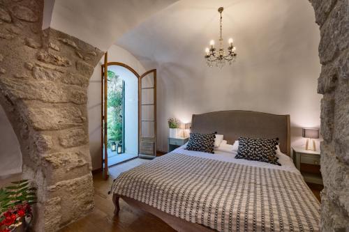 1 king bed, 1 twin bed