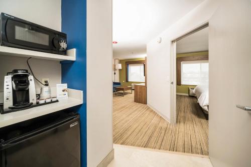 Holiday Inn Express Chicago Northwest-Vernon Hills, an IHG Hotel