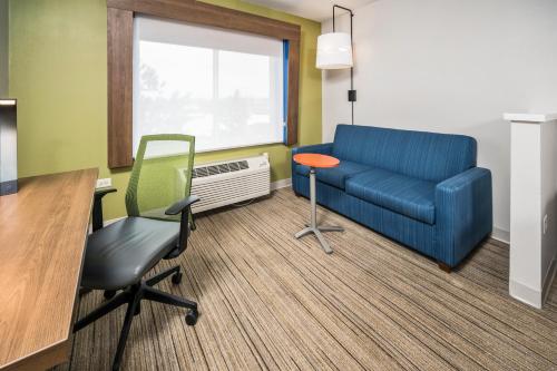 Holiday Inn Express Chicago Northwest-Vernon Hills, an IHG Hotel