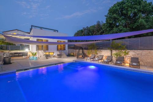 Villa La Mer with stalactite cave and pool bar – khách sạn tại Stinjan