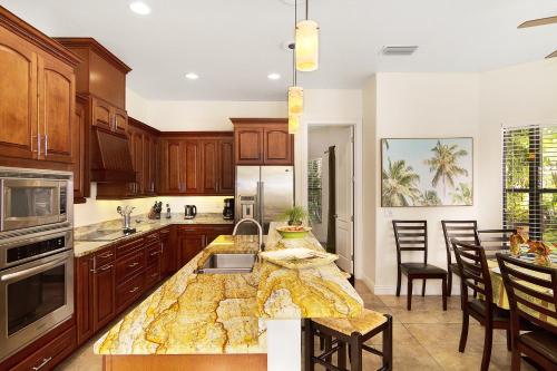 Tropical waterfront paradise with gulf access, heated infinity pool and spa - Villa Southern Shores thumb 2