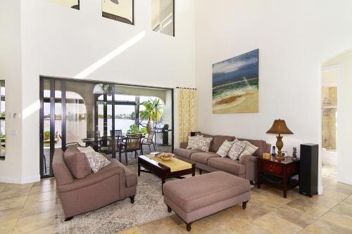 Tropical waterfront paradise with gulf access, heated infinity pool and spa - Villa Southern Shores detail