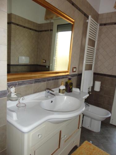 Bathroom, La casa di Flora in Loreto Aprutino