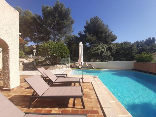 Villa avec grande piscine plage et port de Sanary à pieds