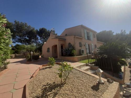 Villa avec grande piscine plage et port de Sanary à pieds