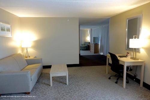 Holiday Inn Express & Suites Oshawa Downtown - Toronto Area, an IHG Hotel