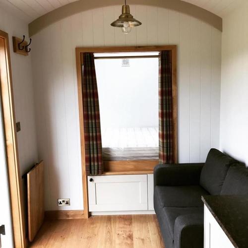 Astwell Mill Luxury Shepherds Hut in Helmdon
