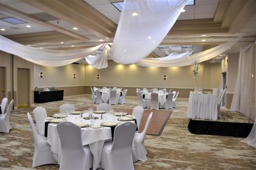 Banquet hall, Burrstone Inn, Ascend Hotel Collection in Utica