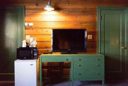 Shaver Lake Village Hotel thumb 4