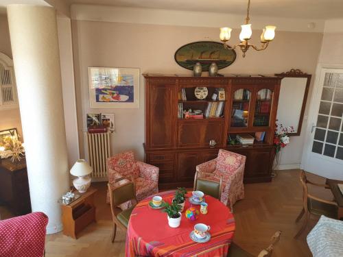 Grand appartement Art deco plein centre face gare SNCF