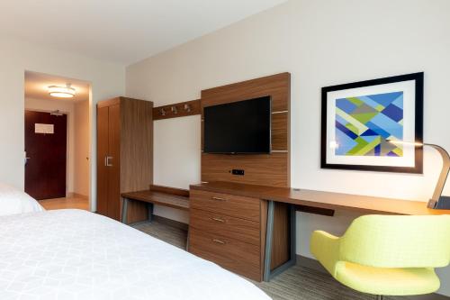 Room with Two Beds - Hearing Accessible - Non-Smoking