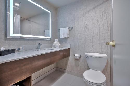 Comfort Inn & Suites Calgary South Room Type - King Suite - Non-Smoking