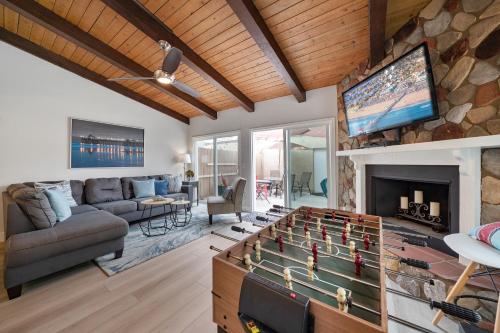 Steps to the Sand and Main Street 4BR in Huntington Beach, USA