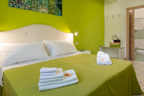 Standard Double or Twin Room image 8