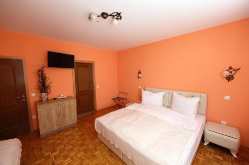 1 queen bed, 2 twin beds