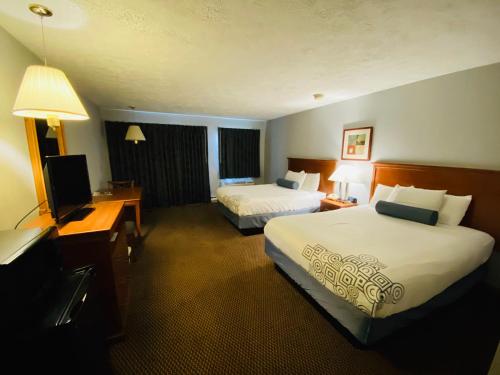 Fleetwood Inn Suites Stop at Fleetwood Inn Suites to discover the wonders of Cheboygan (MI). The property offers a wide range of amenities and perks to ensure you have a great time. To be found at the property are 24-hour