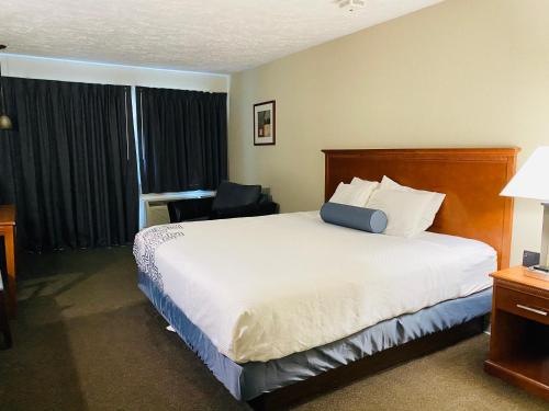 Fleetwood Inn & Suites - Tap to explore photos