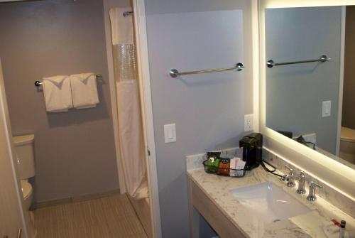 Ramada by Wyndham Burbank Airport in Burbank, USA