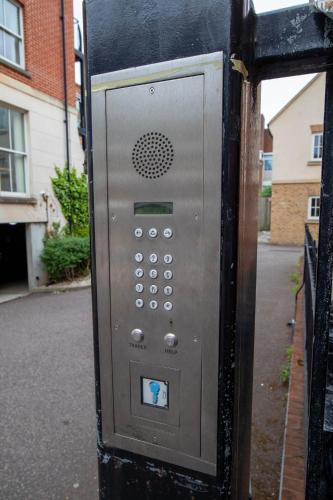 Modern 3 Bed Home with parking close to city centre - image 7