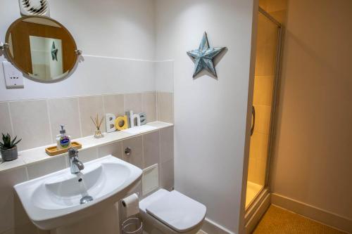 Modern 3 Bed Home with parking close to city centre - image 13