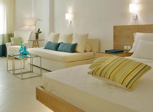2 twin beds, 1 sofa bed
