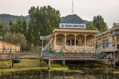 Swan Heritage Houseboats - image 4