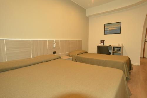 1 king bed, 1 twin bed
