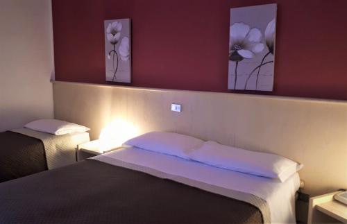 1 queen bed, 1 twin bed