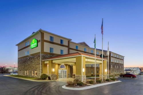 La Quinta by Wyndham Rockford - image 2