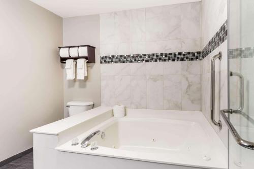 Kamar Mandi, La Quinta Inn & Suites by Wyndham Rockford in Rockford (IL)