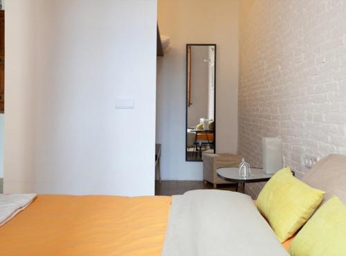 Sunny flat,near ramblas,wifi incl. - Tap to explore photos
