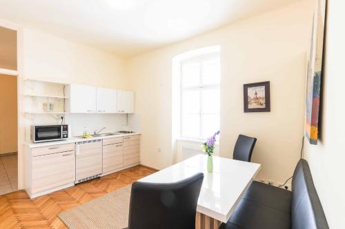 Mutfak, Ferienwohnung Klangturm im Zentrum in Sankt Polten