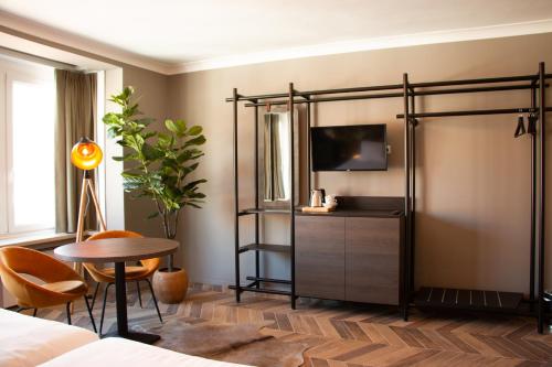 Prado Next Door - image 3