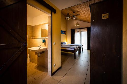 Roadcamp - American Motel & Sportsbar - image 4