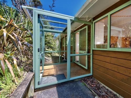 Pancuran, Seaview, Sun and Surf - Piha Holiday Home in Piha