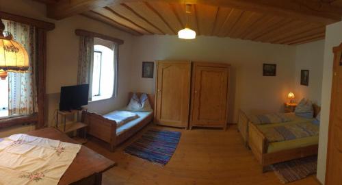 1 queen bed, 1 twin bed