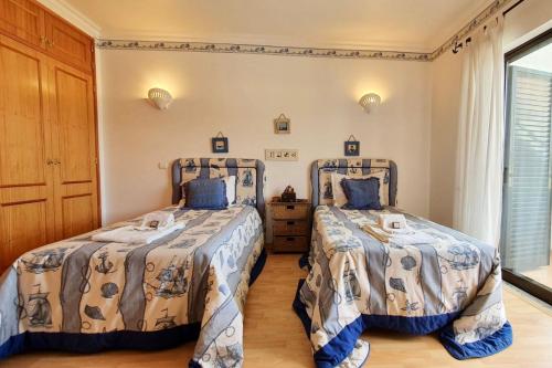 LovelyStay - Alto dos Caliços 2BR House with Garden - image 2