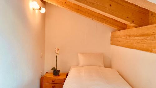 Budget Single Room with Roof Window image 4