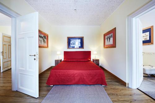 1 queen bed, 1 sofa bed