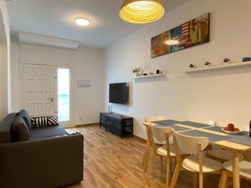 Apartments Sant Lluis CENTER, 2 min walk from the sea 2