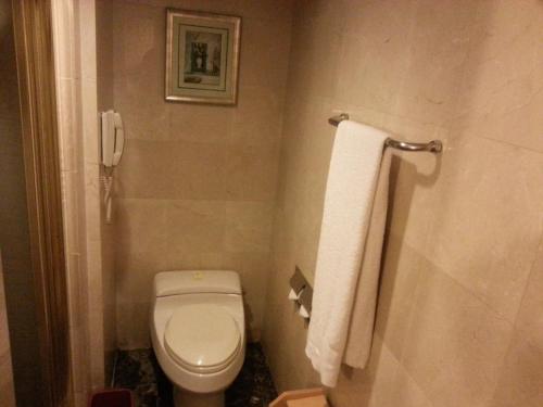 Executive Twin Room with City View image 4